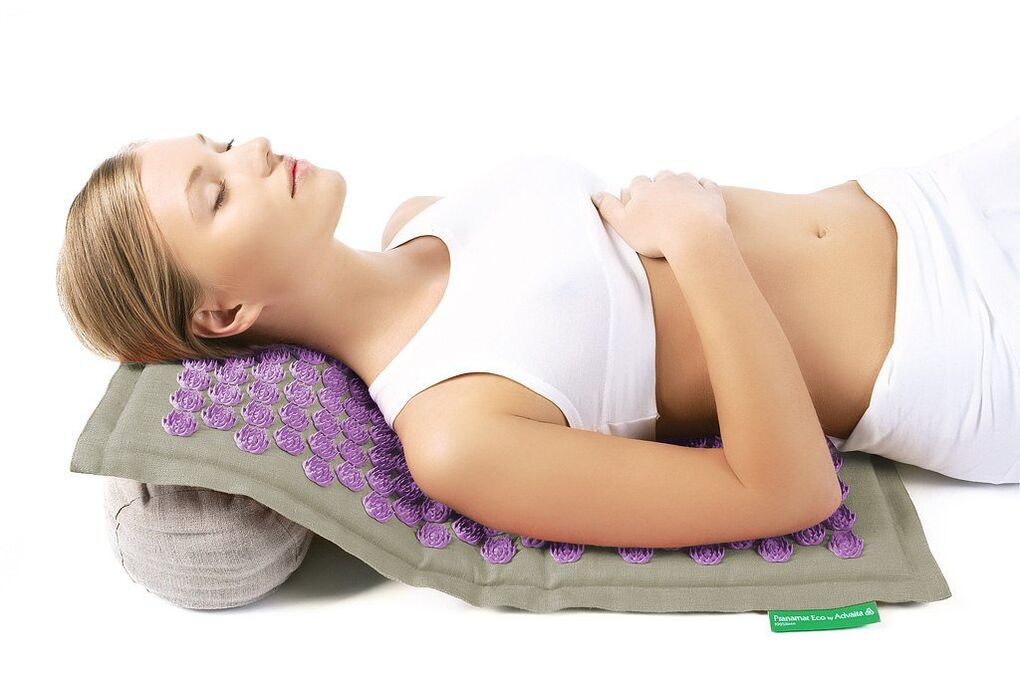 Ang needle applicator ay makakatulong sa paglaban sa osteochondrosis ng cervical spine