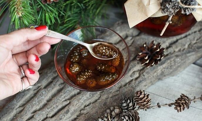 Makulayan batay sa pine buds para sa paggamot ng cervical osteochondrosis sa bahay