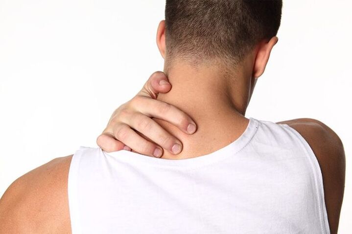 Sa unang yugto ng osteochondrosis ng cervical spine, lumilitaw ang kakulangan sa ginhawa sa leeg